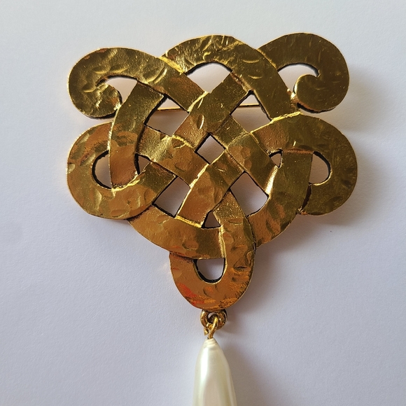 Vintage Chanel brass and simulated pearl drop knot Maison Goossens brooch, 1970s - Picture 9 of 11